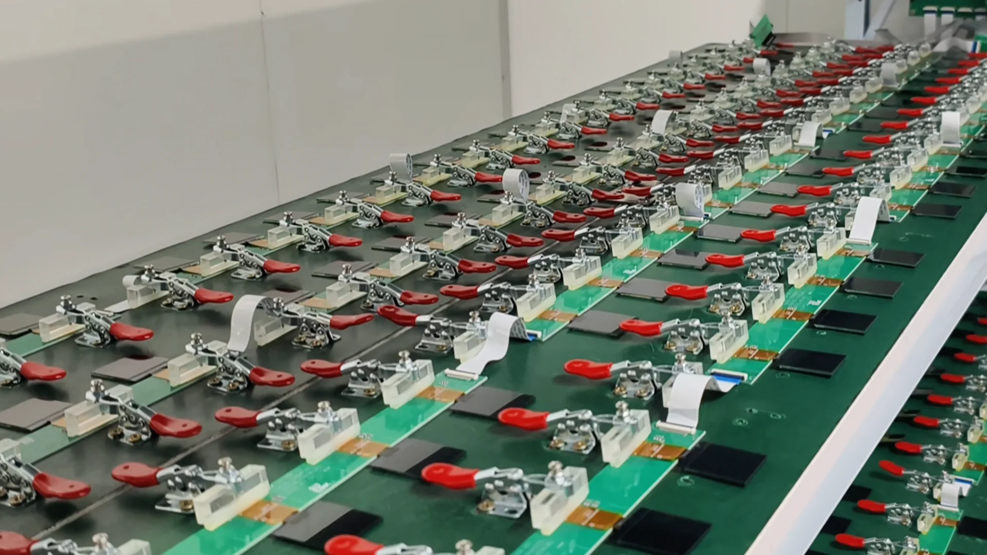 TFT 环境温度设计指南：CNK Electronics 专业建议